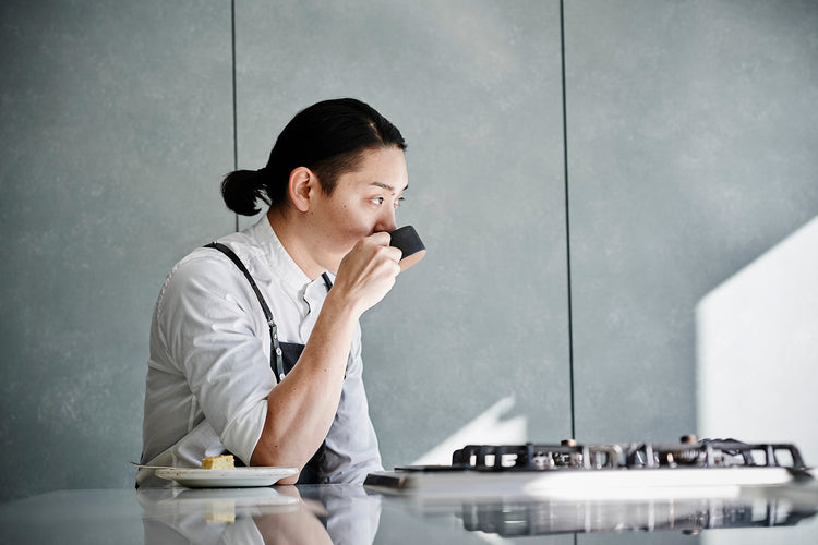 料理人として13年レストラン業界で働く。シェフとして働いた2年間で、World's 50 Best Restaurants の「Discovery series アジア部門」選出、「ゴーエミヨジャポン2018期待の若手シェフ賞」を受賞。香りをテーマに様々なプロダクトを開発。現在は Mr. CHEESECAKE の他、複数の事業を手掛ける事業家、経営者としても多方面に活躍。