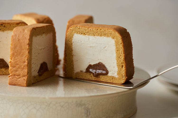 この度、6月6日の「ロールケーキの日」に合わせて、2024年6月6日(木)以降、毎月6日に公式オンラインストアにてTam Lab.のスクエアロールケーキを数量限定で販売します。
一般的なロールケーキと比べても珍しい、四角い形に仕上げたTam Lab.のロールケーキ。旨味・香り・コクのある口溶けの良いクリームが、しっとり感とふんわり感を両立させた生地と一緒に溶けて消えていく心地よさをこの機会にお楽しみください。