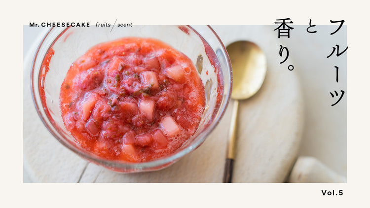 うっすらピンク色でテーブルの上も衣替え「いちごと桜のジャム」
