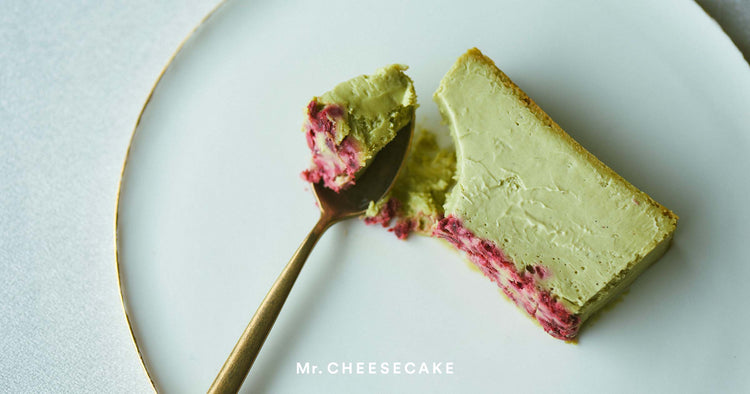 濃厚なピスタチオ×ラズベリーの酸味。ホリデー限定フレーバー「Mr. CHEESECAKE pistachio raspberry」が彩る特別なひととき
