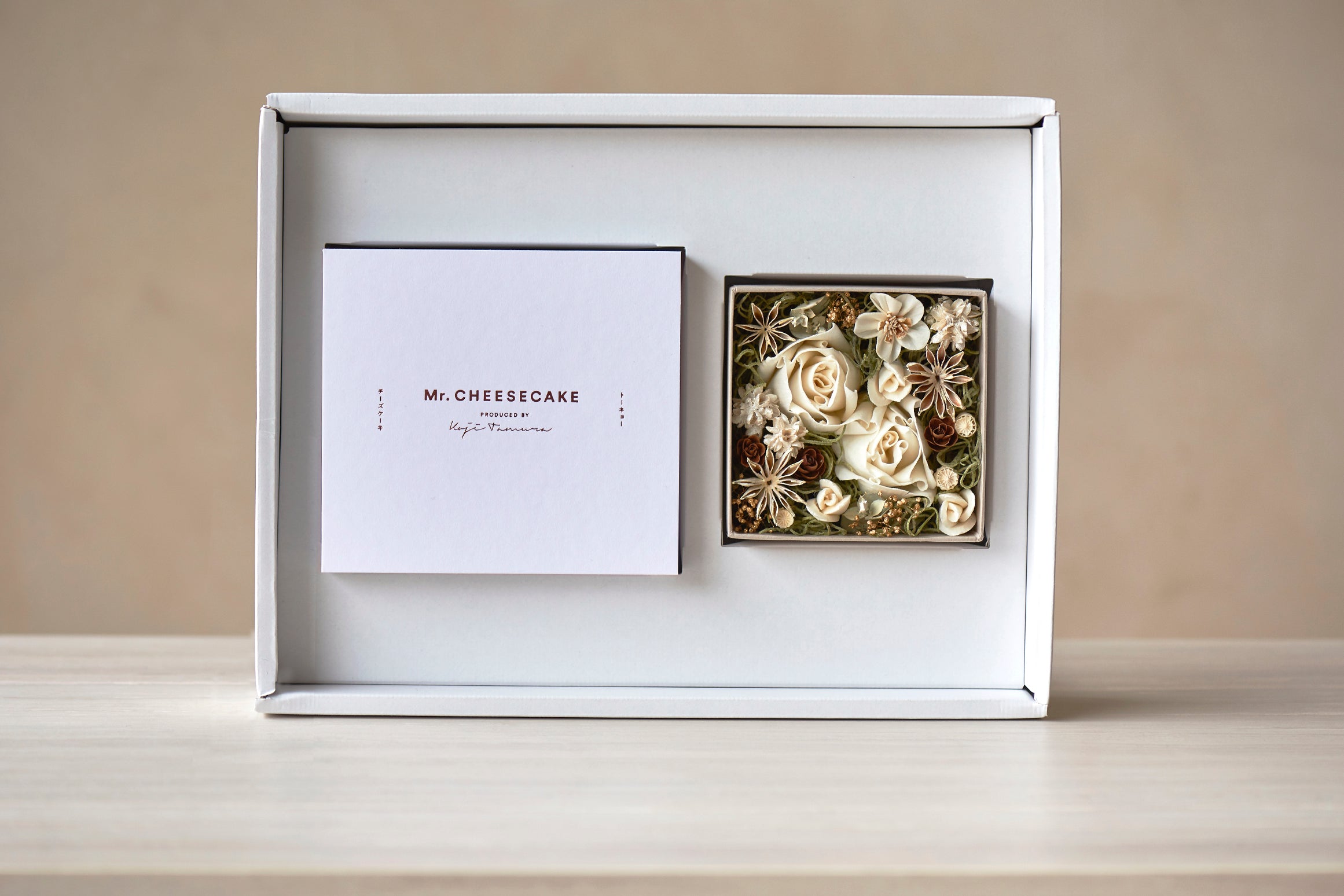 Mr. CHEESECAKE assorted 4-Cube Sweet & Flower Box