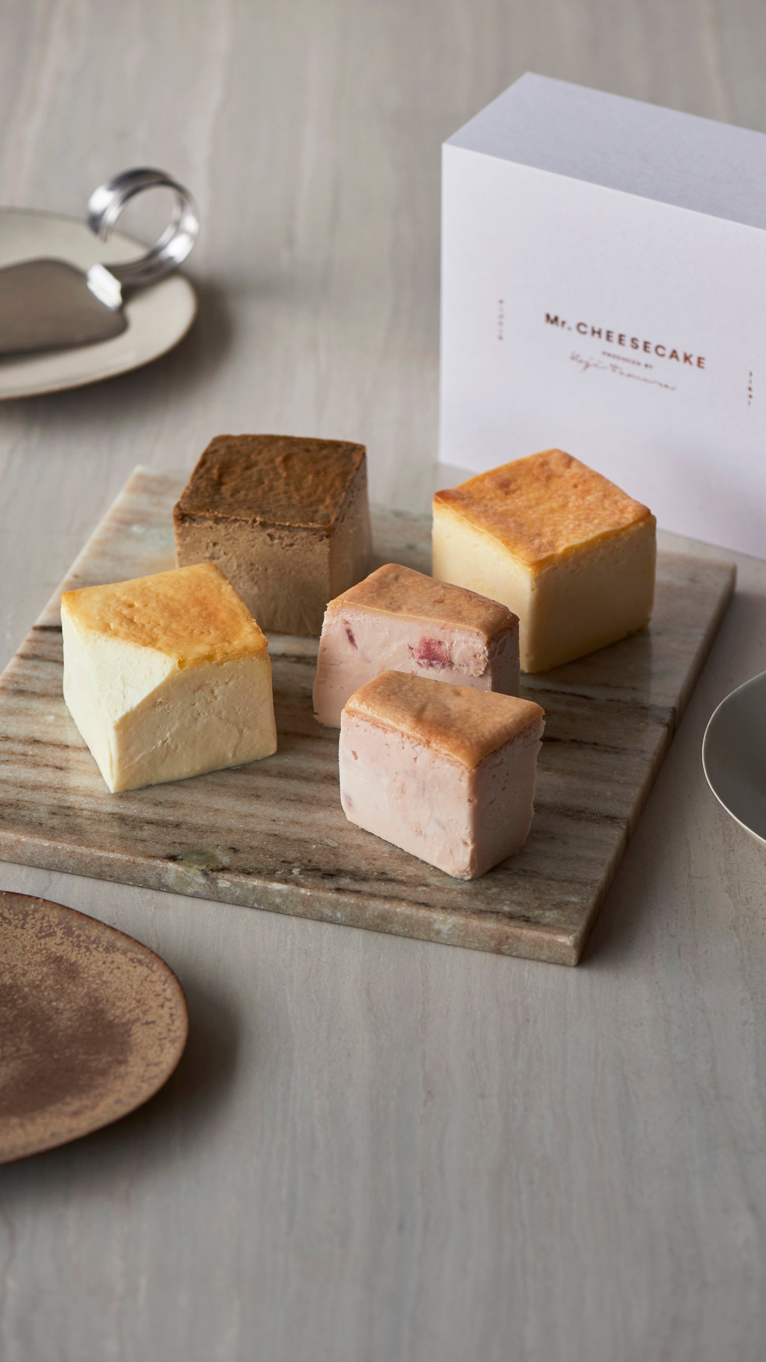 Mr. CHEESECAKE assorted 4-Cube Sweet & Flower Box