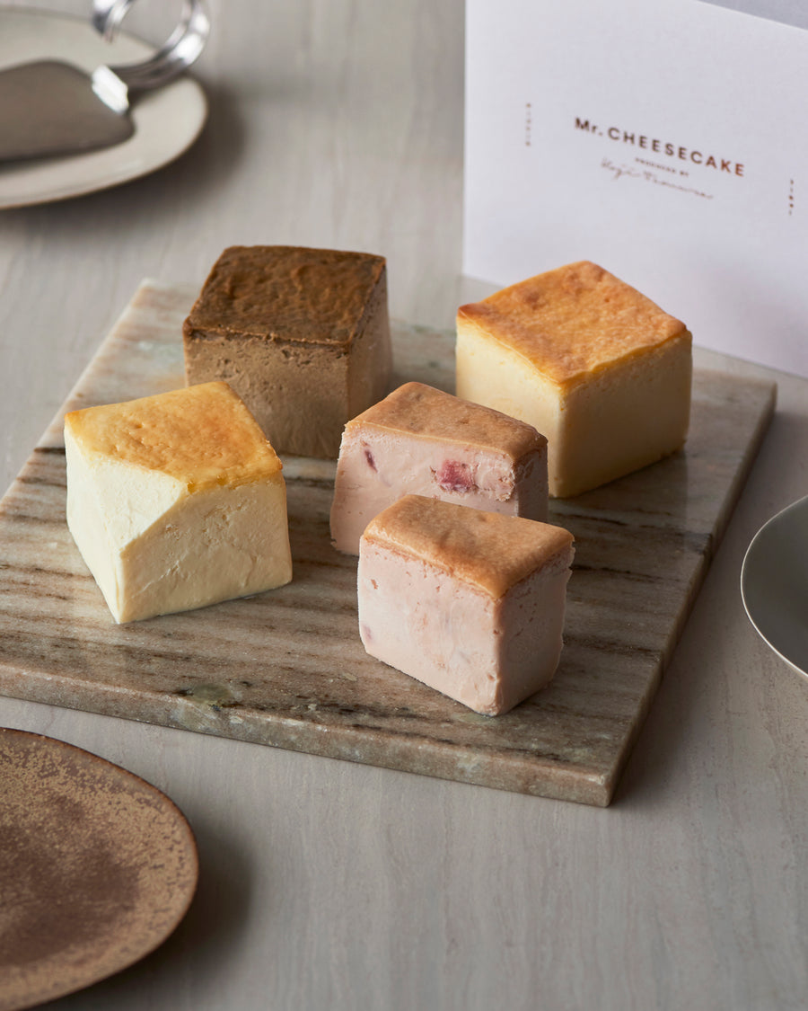 Mr. CHEESECAKE assorted 4-Cube Sweet & Flower Box