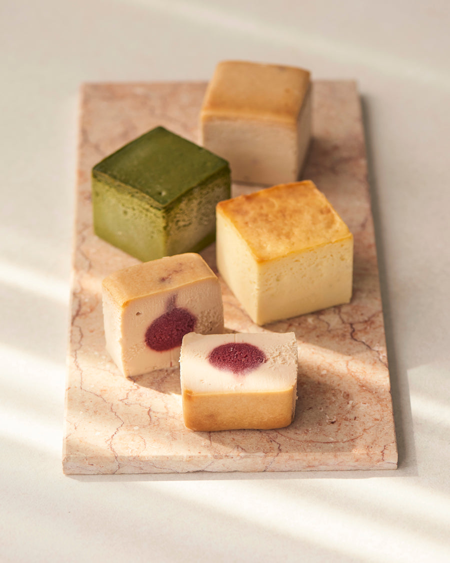 Mr. CHEESECAKE assorted 4-Cube Box Moment & Flower Box