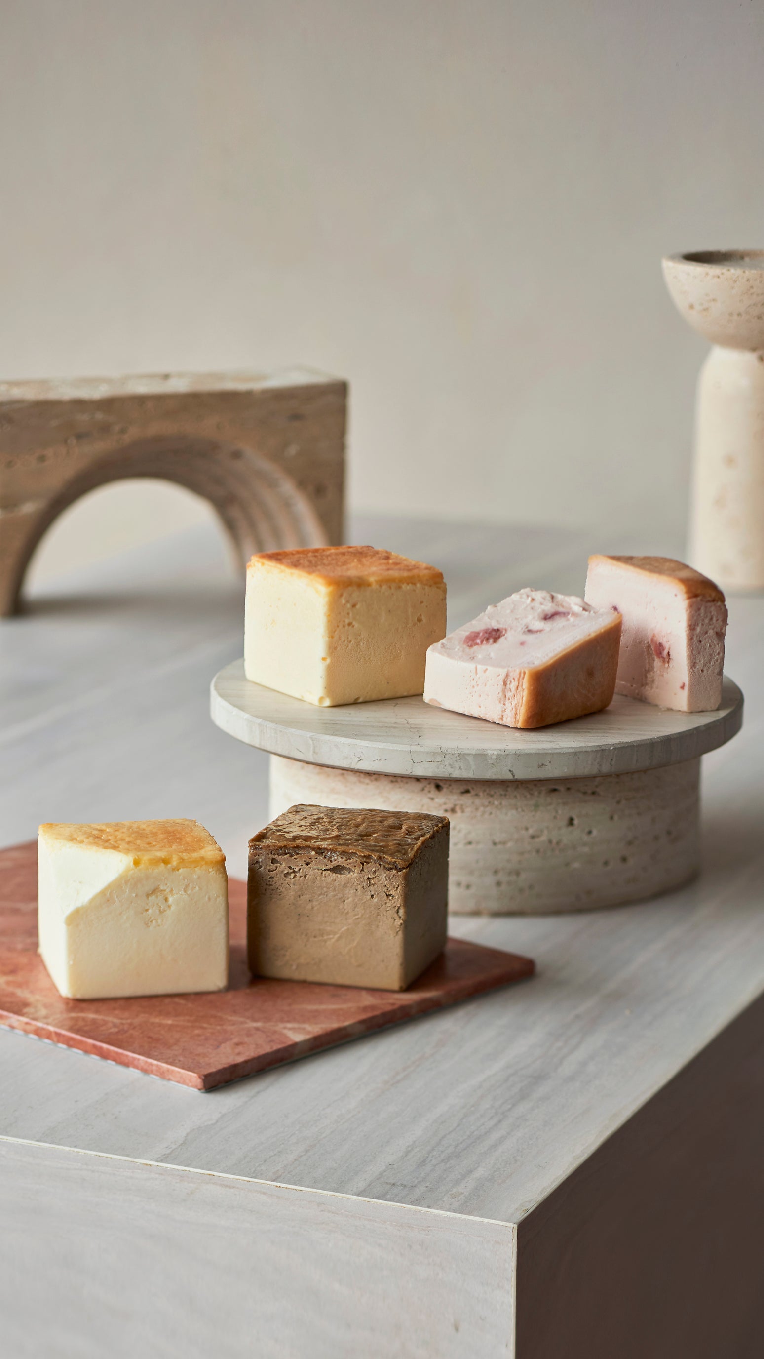 Mr. CHEESECAKE assorted 4-Cube Sweet & Flower Box