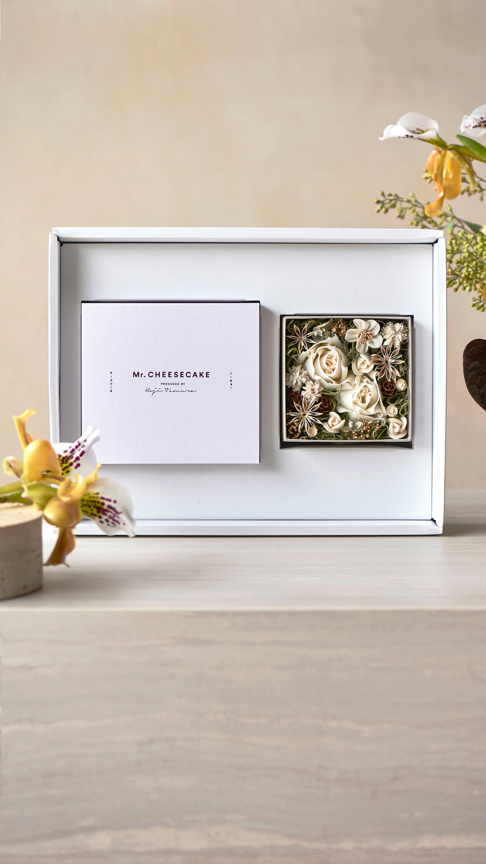 Mr. CHEESECAKE assorted 4-Cube Sweet & Flower Box