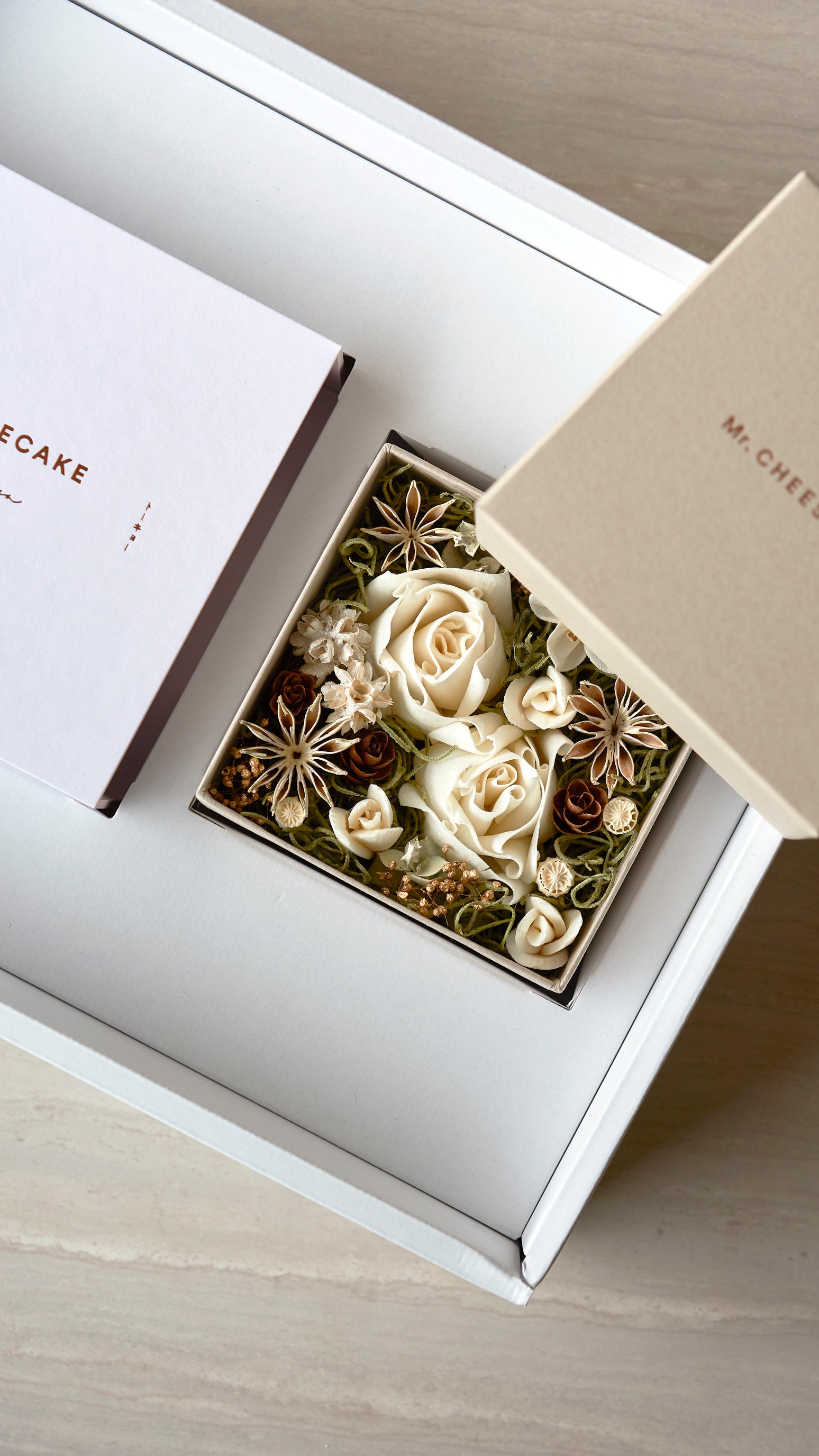 Mr. CHEESECAKE assorted 4-Cube Sweet & Flower Box